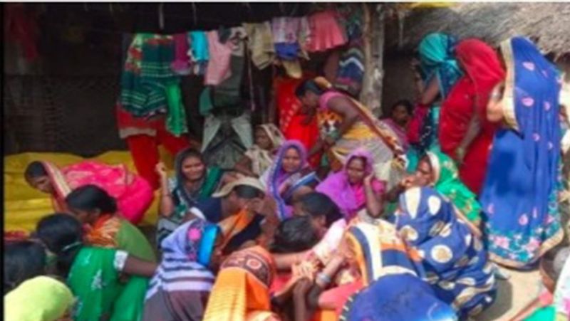 इसके बाद इन पांचों के देर रात हर्रेया थाना क्षेत्र अंतर्गत बिहरा गेट के सामने पहुंचे ही थे कि इसी दौरान पीछे से आई एक ट्रक ने उन्हें जबरदस्त टक्कर मार दी। इसके बाद चालक ट्रक लेकर फरार हो गया। इस हादसे में गुड्डू (32 वर्ष) , लल्लन (28 वर्ष) व कनिकराम (32 वर्ष) की मौके पर ही मौत हो गई। वहीं हादसे में जंगबहादुर (32 वर्ष) और विकास (26 वर्ष) गंभीर रूप से घायल हो गए। 
