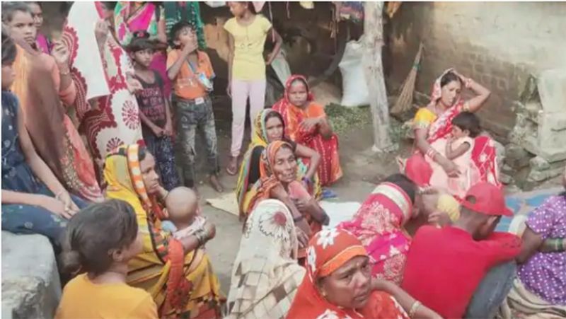 एक ही गांव के पांच लोगों के साथ हुए इस हादसे के बाद पूरे गांव में कोहराम मचा हुआ है। मजदूरों के छोटे-छोटे बच्चों और परिवार का रो-रो कर बुरा हाल हो गया है।
