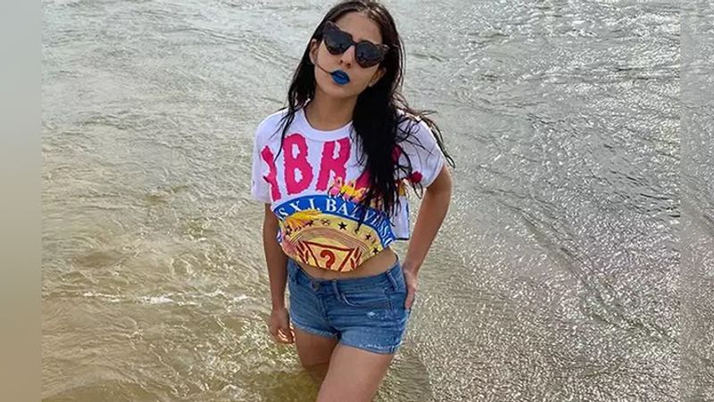 saif ali khan daughter sara ali khan put blue lipstick enjoying on beach with friend KPJ