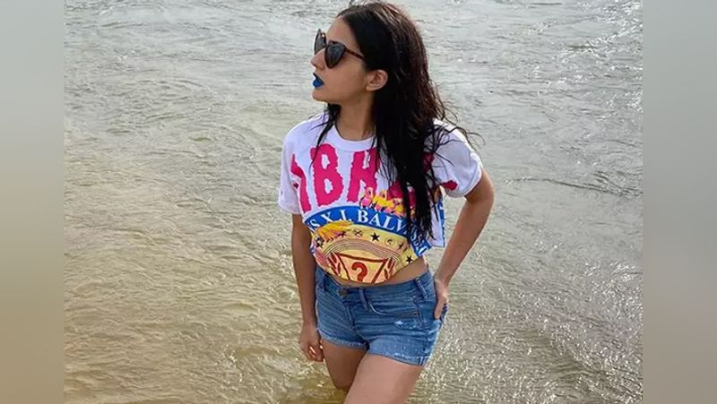 saif ali khan daughter sara ali khan put blue lipstick enjoying on beach with friend KPJ
