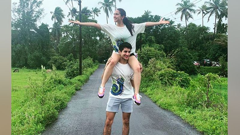 saif ali khan daughter sara ali khan put blue lipstick enjoying on beach with friend KPJ
