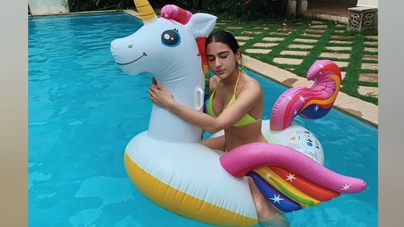 saif ali khan daughter sara ali khan put blue lipstick enjoying on beach with friend KPJ