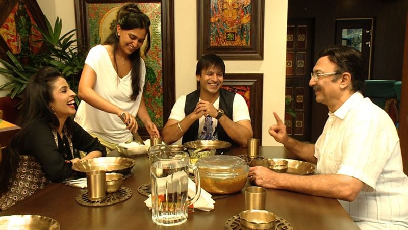 बंगले में शानदार डाइडिंग हॉल है, जिसमें परिवार एक साथ बैठकर खाना खाता है। 