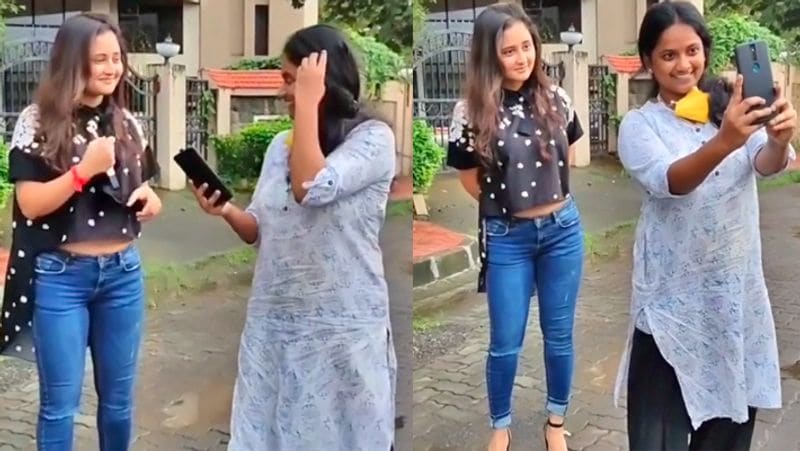 वहीं एक और शख्स ने सवालिया लहजे में पूछा, ये फोटो खींचने वाला बंदा हर जगह कैसे पहुंच जाता है। बता दें कि रश्मि ने कुछ दिनों पहले ही ब्लू कलर की नई रेंज रोवर कार खरीदी है। इस गाड़ी के साथ उन्होंने फोटो भी शेयर की थी। 