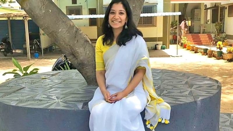 यूपीएससी दे रहें हैं यही बहुत बड़ी बात है
अनुपमा कहती हैं खुद को मोटिवेट करने के लिए इतना ही बहुत है कि आपने यूपीएससी जैसी परीक्षा देने का साहस जुटाया है। इसके लिए खुद को क्रेडिट दें। अपनी जमी जमायी नौकरी या सेट लाइफ छोड़कर अगर कोई इस भंवर में कूदने का निर्णय लेता है तो यह छोटी बात नहीं है। इसलिए आप उन सभी कैंडिडेट्स से तो वैसे ही आगे हैं जो यह परीक्षा देने का साहस भी नहीं कर पाते। इसके लिए खुद को थोड़ा क्रेडिट दें।