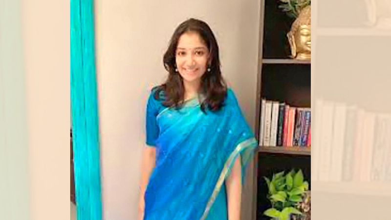 दिन की शुरुआत करें सेल्फ टॉक से
अनुपमा कहती हैं आपका दिन कितना भी हेक्टिक होने वाला हो पर सुबह के कुछ घंटे यानी दिन की शुरुआत ठीक से करें. वे अपना केस बताती हैं जहां रोज सुबह मेडिटेशन करने के बाद ही वे दिन शुरू करती थी। इसके अलावा चाय के साथ अकेले बैठकर सेल्फ टॉक करती थी और खुद को मोटिवेटेड रखने की कोशिश करती थी। इसी में अनुपमा फिजिकल एक्सरसाइज को भी जोड़ती हैं। वे कहती हैं कई बार स्टूडेंट्स दिन के 12-12 घंटे पढ़ने में अपनी फिजिकल और मेंटल हेल्थ को इग्नोर कर देते हैं। यह गलत है, सच तो यह है कि दिन की 20 मिनट की वॉक भी आपमें वो ताजगी भर देगी कि आप सोच भी नहीं सकते।