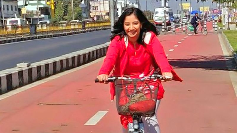 अपने इमोशंस की सुनें
अनुपमा कहती हैं कई बार यूपीएससी के कैंडिडेट्स के मन में यह विचार आता है कि हमारे बाकी दोस्त आराम से जिंदगी जी रहे हैं, मस्ती कर रहे हैं और हम यहां दिन-रात किताबों में घुसे हैं। और तो और कैंडिडेट को यह भी नहीं पता होता कि इस जीवन का कोई फायदा मिलने भी वाला है या नहीं, क्या वो सही दिशा में जा भी रहे हैं। किसी फंक्शन या दोस्तों की मौज मस्ती को देख अपने अंदर उमड़ रहे इमोशंस की सुनें और उन्हें वहीं के वहीं शांत कर दें। अगर आपको दिमाग के बैक में वे चलते रहेंगे तो आपको परेशान करेंगे। जैसे अनुपमा ने अपने आप को समझाया कि मेरी जिंदगी एक दिन इनसे भी अच्छी होगी, आज की मेहनत का फल कल जरूर मिलेगी। कुल मिलाकर ऐसे इमोशंस पर नाराज न हों, उनको समझें और सॉल्व करें।