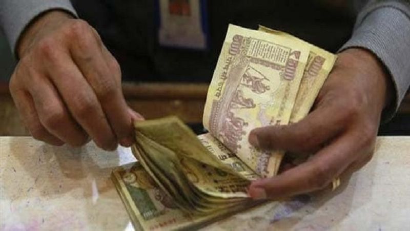 प्रीमेच्योर विद्ड्रॉल पर ब्याज का भुगतान
बैंक एफडी पर उस पूरी अवधि के लिए ब्याज का भुगतान करते हैं, जब तक जमा धन उनके पास रहता है। लेकिन यह अकाउंट खोलने के समय उपयुक्त रेट से 0.50 फीसदी या 1 फीसदी कम हो सकता है। HDFC बैंक में फिक्स्ड डिपॉजिट से प्रीमेच्योर विद्ड्रॉल करने पर ब्याज दर उस टेन्योर के लिए लागू होगी, जिसके लिए एफडी को खोला गया था या जिसके लिए डिपॉजिट बैंक के साथ रहा है। इन दोनों में जो भी कम होगा, वह ब्याज के रूप में मिलेगा।
(फाइल फोटो)