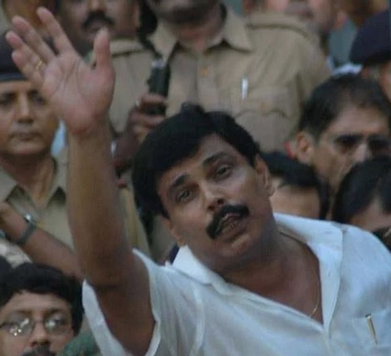 आनंद मोहन एक जमाने में उत्तरी बिहार के कोसी क्षेत्र के बाहुबली कहलाते थे। राजनीति में उनकी एंट्री 1990 में हुई। तब पहली बार सहरसा से MLA बने थे। पप्पू यादव से हिंसक टकराव की घटनाएं देश भर में सुर्खिया बनीं थी। बता दें कि गोपालगंज के डीएम जी. कृष्णैया की हत्या के मामले में फिलहाल जेल में बंद हैं। हाई कोर्ट ने उन्हें उम्रकैद की सजा सुनाई थी, जेल में अपने गुनाहों की सजा काट रहे हैं।
(फाइल फोटो)