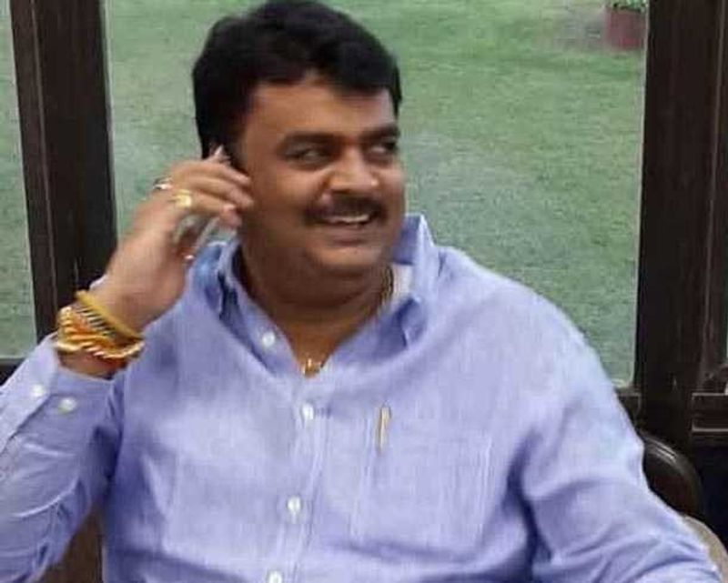 राजन तिवारी पर यूपी और बिहार में हत्या और किननैपिंग के कई मामले सामने आए थे। बिहार से दो बार विधायक रह चुके राजन तिवारी का अपराध की दुनिया से बहुत पुराना नाता है। मूलरूप से गोरखपुर के सोहगौरा निवासी राजन पर किडनैपिंग का मामला 2005 में सामने आया, जिसकी लंबी कानून प्रक्रिया के बाद उन्हें कोर्ट ने दोषमुक्त कर दिया।
(फाइल फोटो)