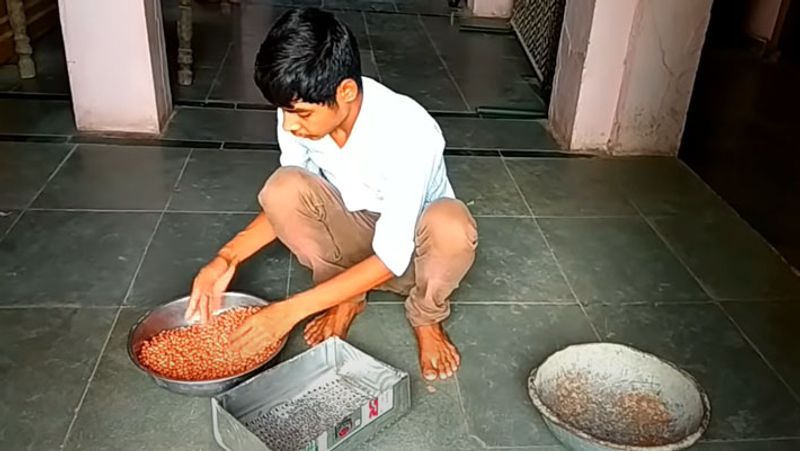 फसल को साफ करने वाली यह छलनी नारायण ने घर पर ही घी के कनस्तर को काटकर तैयार कर ली।