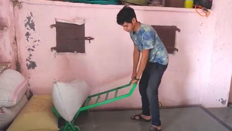 नारायण की देसी जुगाड़ से बनी यह मशीन भारी वजन उठाकर ले जाने में काम आती है।