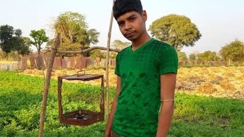 कीड़े-मकोड़े भगाने के लिए नारायण ने लैंपनुमा यह मशीन तैयार की है।
