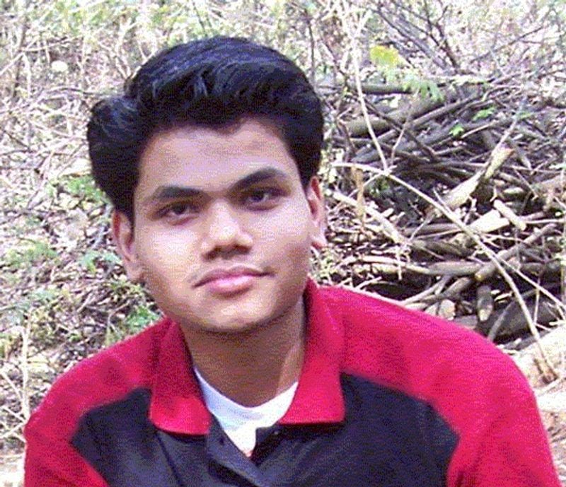 तुलसी सातवीं क्लास की पढ़ाई नहीं करना चाहते थे। इसलिए वह सेल्फ स्टडी के बल पर सातवीं, आठवीं नौंवी और हाई स्कूल की पढ़ाई पूरी की। उनके पिता ने 10वीं क्लास की परीक्षा दिलाने के लिए सीबीएसई से अनुमति मांगी। लेकिन, इजाजत नहीं मिली। हालांकि दिल्ली उच्च न्यायालय का दरवाजा खटखटाने के बाद उन्हें मौका मिल गया।