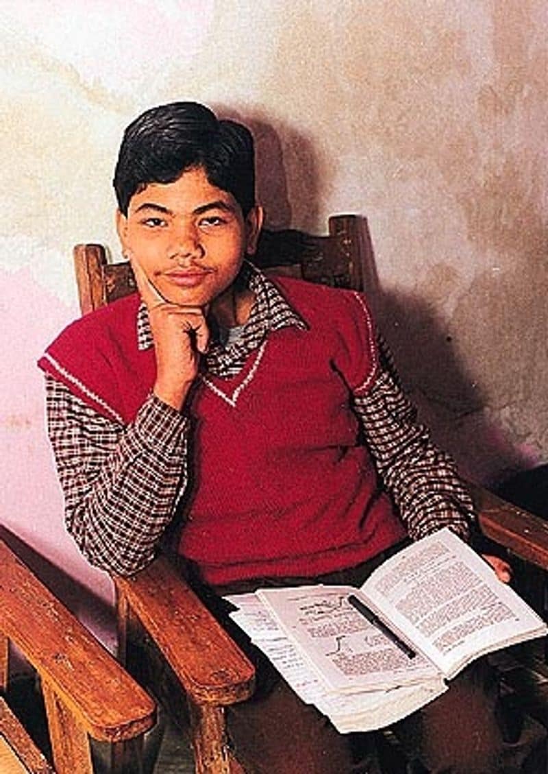 तुलसी के मुताबिक ये किताब देने के पीछे उनके पिताजी का मकसद ये था कि मैं बार-बार उनसे ब्रम्हांड, पृथ्वी, तारे के बारे में प्रश्न पूछ-पूछकर परेशान करता रहता था। हालांकि तुलसी ने ये किताब तीन दिन में पढ़ ली। इससे वह ब्लैक होल्स, आइंस्टीन थ्योरी आदि के बारे में जानने लगे। वे हमेशा वैज्ञानिक प्रश्नों के बारे में सोचते।