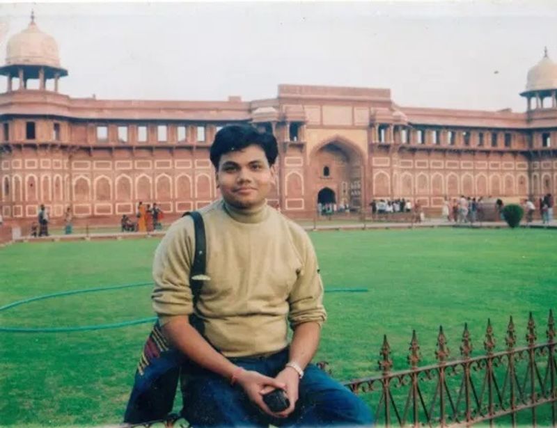 9 सितम्बर 1993 को तथागत तुलसी के 16वें जन्मदिन पर उनके पिताजी तुलसी नारायण ने प्रोफेसर स्टीफेन हाकिंग का प्रसिद्ध किताब गिफ्ट में दिया था।
