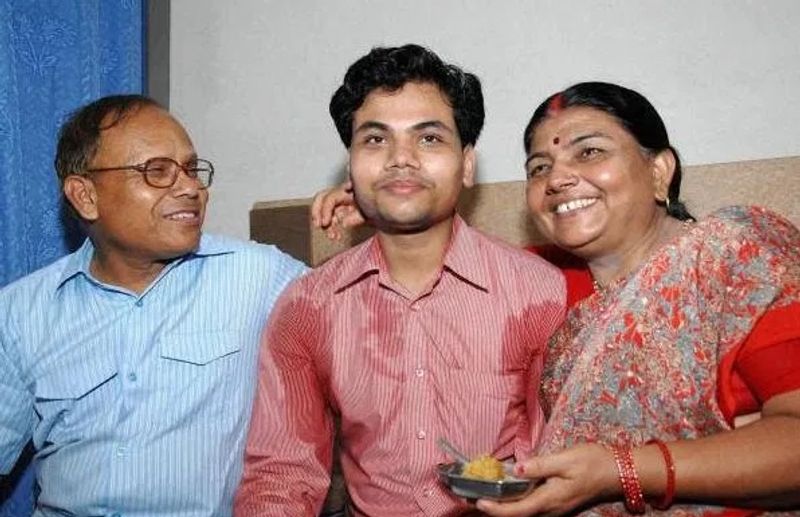 परिवार के लोग बताते हैं कि 6 साल की उम्र से ही तथागत गणित के बड़े सवाल बिना पेन और पेंसिल के ही बड़ी आसानी से हल कर लेते थे। साल 1994 को जब मीडिया की सुर्खियों में आए तो तत्कालीन सीएम लालू प्रसाद यादव ने अपने आवास पर निमंत्रित किया और पुरस्कार राशि और कंप्यूटर देने की घोषणा की। इन सब का तुलसी के जीवन पर गहरा प्रभाव पड़ा।