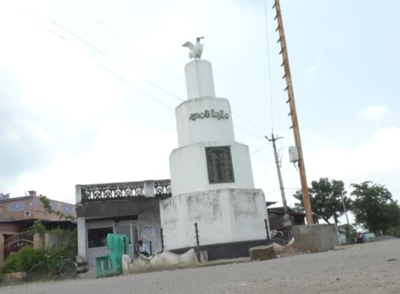 30 సంవత్సరాల క్రితం బీర్పూర్ శివారులో జరిగిన భారీ పేలుళ్ల తర్వాత పోలీసులు శాంతి చర్చలకు ఆహ్వానించారు. ఈ క్రమంలోనే గ్రామంలో శాంతి స్థూపం నిర్మించారు. మావోలు అడవిలో ఉండే ఏమి సాధించలేరని, జన జీవన స్రవంతిలో కలిసి అభివృద్ధి కోసం కలిసి రావాలని కోరారు.
