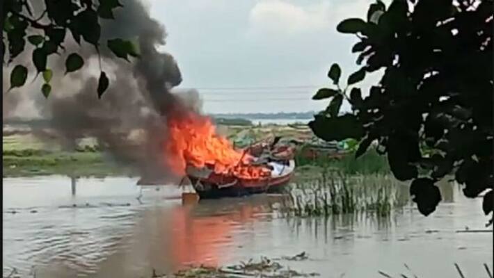 Massive fire broke out in Rupnarayan River at Howrah ASB Massive fire broke out in Rupnarayan River at Howrah ASB