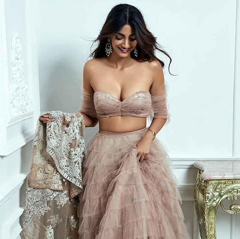 Off-shoulder lehenga
A strapless off-shoulder lehenga blouse looked absolutely beautiful on Sonam Kapor. The heavy work on the lehenga and nude colours helped to bring out her sexy side like a diva. She kept her hair open so the lehenga could steal all the attention.