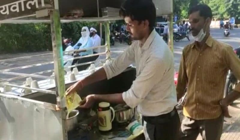 लेकिन यहां बात आई रिस्क लेने की। आखिर एक इंजीनियर चाय बेचेगा तो समाज क्या कहेगा। ये सोचकर उसने थोड़ा समय लिया। आखिरकार अंकित ने अपने परिवार के साथ इस टॉपिक पर चर्चा की। जिसके बाद वो लोग भी मान गए। 