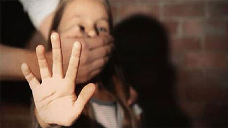 धर्मेंद्र ने बुधवार दोपहर को फिर से शराब का सेवन किया और पत्नी से बात की। पति ने पत्नी को घर आने को कहा, जब पत्नी ने आने से इनकार किया तो वह गुस्से में आ गया और उसने बेटी को जान से मार देने की धमकी दी। धमकी देने के बाद भी वह नहीं आई तो मासूम सान्या की पीटकर हत्या कर दी।(प्रतीकात्मक फोटो)