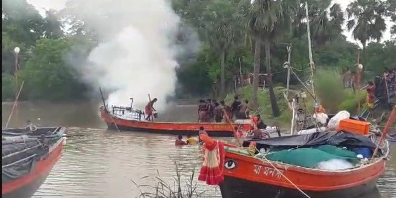 Massive fire breaks out in fishermens boat in river at Howrah BTG