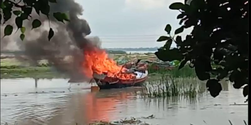 Massive fire breaks out in fishermens boat in river at Howrah BTG
