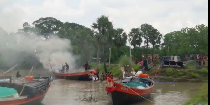 Massive fire breaks out in fishermens boat in river at Howrah BTG
