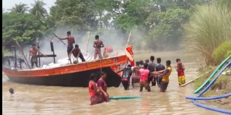 Massive fire breaks out in fishermens boat in river at Howrah BTG