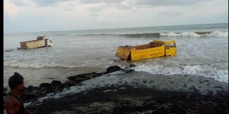 Tidal wave hits five dumpers loaded with boulders in Digha sea; vehicles sink-dbr