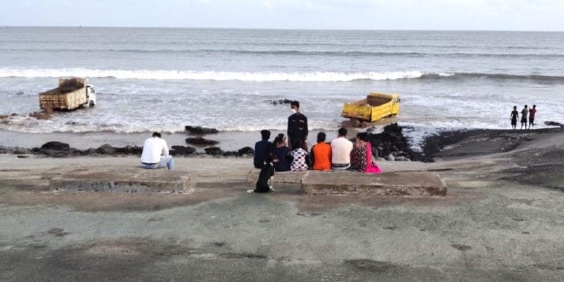 Tidal wave hits five dumpers loaded with boulders in Digha sea; vehicles sink-dbr