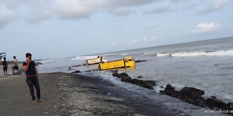 Tidal wave hits five dumpers loaded with boulders in Digha sea; vehicles sink-dbr