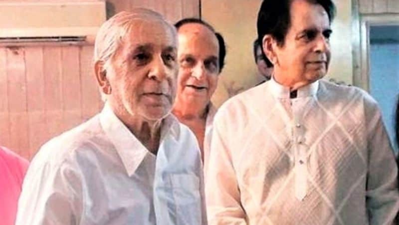 Veteran actor Dilip Kumar two younger brothers Ahsan Khan and Aslam Khan, died due to Corona. Aslam Khan died on August 21. He was 88 years old. After that, Ahsan Khan also lost his life, he was 90 years old.