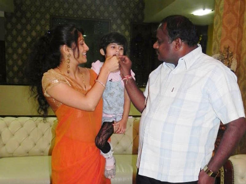 తాజాగా అలాంటి అనుభవమే కన్నడ హీరోయిన్, మాజీ సీఎం కుమారస్వామి భార్య రాధిక కుమార స్వామికి ఎదురైంది. నిర్మాత కూడా అయిన రాధిక స్వీటీ నాన్న జోడి అనే సినిమాను నిర్మించింది. ఆ సినిమాలో ఆమె ప్రధాన పాత్రలో నటించింది. విజయలక్ష్మీ సింగ్ దర్శకత్వంలో తెరకెక్కిన ఈ సినిమా 2013 నవంబర్లో రిలీజ్ అయ్యింది.