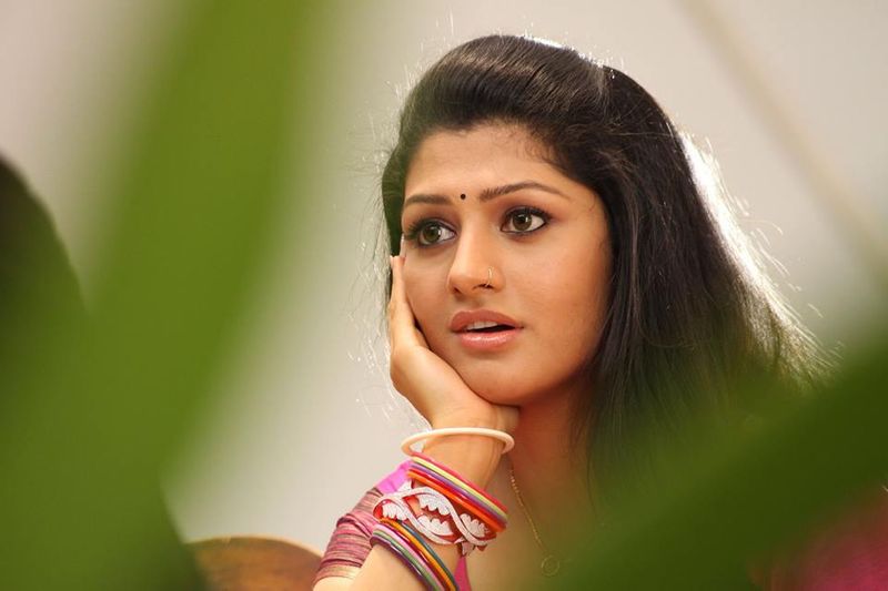కన్నడ సీమలో స్టార్ హీరోయిన్గా ఉన్న రాధికను కుమార స్వామి ప్రేమించి పెళ్లి చేసుకున్నారు. పెళ్లి తరువాత కొంత కాలం సినిమాలకు గ్యాప్ ఇచ్చిన ఆమె ప్రస్తుతం మళ్లీ బిజీ అయ్యింది. ప్రస్తుతం లేడీ ఓరియంటెడ్ కథతో తెరకెక్కుతున్న భైరాదేవి సినిమాతో పాటు మరో రెండు సినిమాల్లో నటిస్తోంది రాధిక.