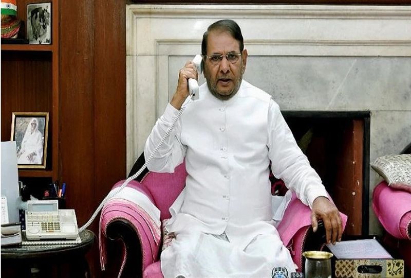 बताते चले कि एम्स में इलाज करा रहे जेडीयू के पूर्व अध्यक्ष शरद यादव को डॉक्टरों ने अस्पताल से डिस्चार्ज कर दिया है। उनके जेडीयू में लौटने की अटकलें लगाई जा रही थीं। बिहार सीएम नीतीश कुमार ने उनका हालचाल जाना था। 