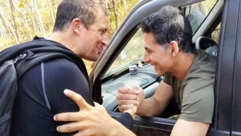 बेयर ग्रिल्स ने अक्षय के साथ काम करने के बाद कहा था कि अक्षय के सामने चुनौती रखो तो उनकी आंखों में चमक आ जाती है और ऐसा उन्होंने बहुत कम सेलेब्रिटीज में देखा है।