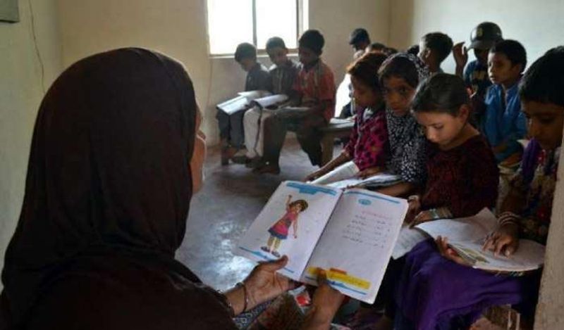पाकिस्तान: भारत के पड़ोसी देश पाकिस्तान में 5 अक्टूबर को ही शिक्षक दिवस मनाया जाता है। इंटरनेशनल टीचर्स डे को ही इस देश ने सेलेब्रेशन के लिए चुना है। 