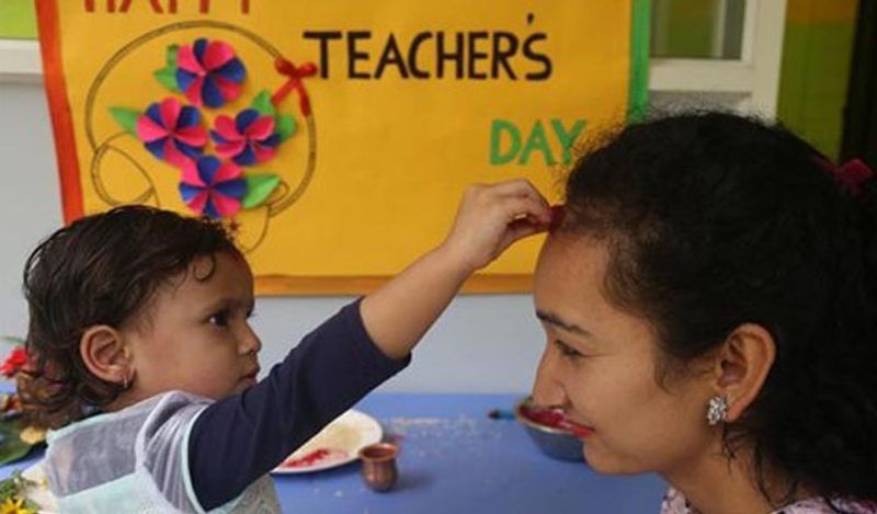 नेपाल: इस देश में गुरु पूर्णिमा को टीचर्स डे के तौर पर मनाया जाता है। ये अशद शुक्ल पूर्णिमा को मनाया जाता है जो जुलाई के बीच में पड़ता है। चाँद के हिसाब से डेट्स बदलते हैं।
