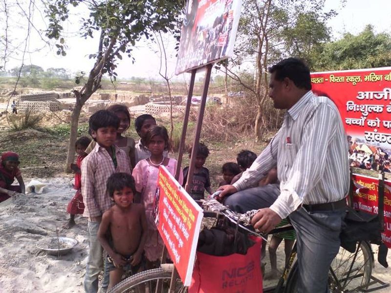 4- आदित्य कुमार: आदित्य कुमार को 'साइकिल गुरुजी' के नाम से जाना जाता है। वे साइंस से ग्रेजुएट हैं। आदित्य शिक्षा को उन जगहों तक पहुंचाते हैं, जहां तक स्कूलों की पहुंच नहीं। आदित्य अपनी साइकिल से हर रोज 60-65 किलोमीटर तक का सफर तय कर लखनऊ के आस-पास के इलाकों में झुग्गी-झोपड़ी में रहने वाले गरीब बच्चों को पढ़ाते हैं। आदित्य का जन्म एक गरीब परिवार में हुआ। वे 1995 से इस कार्य में जुटे हैं। आदित्य अपनी साइकिल पर एक बोर्ड लेकर चलते हैं, उन्हें जहां बच्चे मिलते हैं, वे पढ़ाने लगते हैं। 