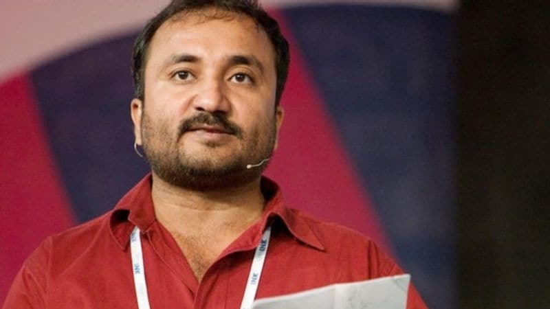 3- आनंद कुमार: बिहार के पटना जिले में रहने वाले शिक्षक आनंद कुमार का नाम भारत ही नहीं पूरी दुनिया में चर्चित है। वे हर साल 30 गरीब बच्चों को आईआईटी-जेईई के लिए तैयारी कराते हैं। इनमें से ज्यादातर बच्चों का चयन होता है। 2018 तक आनंद कुमार के पढ़ाए हुए 480 बच्चों में 422 बच्चे आईआईटी में चयनित हो चुके हैं। 