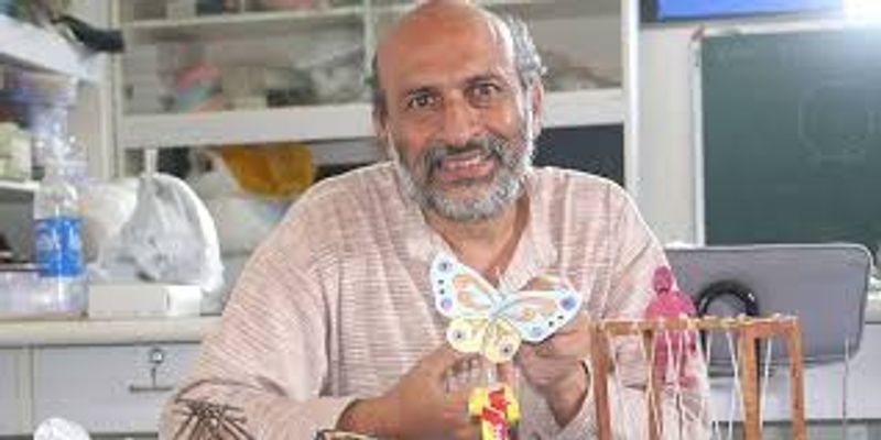 8- अरविंद गुप्ता: अरविंद गुप्ता बच्चों को विज्ञान पढ़ाते हैं। लेकिन वे इस अंदाज से पढ़ाते हैं, उससे बच्चों को विज्ञान जैसा कठिन सब्जेक्ट भी आसानी से समझ आ जाता है। अरविंद बच्चों को खिलौना बनाने की प्रक्रिया के माध्यम से पढ़ाते हैं। वे इसके लिए कबाड़ का इस्तेमाल करके ही खिलौने बनाते हैं, और बच्चों को खेलते खिलाते विज्ञान समझा देते हैं। वे अपने वीडियो यू ट्यूब पर भी अपलोड करते हैं।