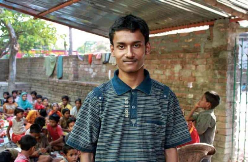 7- बाबर अली: पश्चिम बंगाल के मुर्शिदाबाद में रहने वाले बाबर अली काफी कम उम्र से बच्चों को शिक्षा दे रहे हैं। यानी जिस उम्र में बच्चे पढ़ते हैं, उस उम्र से वे दूसरे गरीब बच्चों को पढ़ा रहे हैं। बाबर अली 9 साल की उम्र से शिक्षा दे रहे हैं। अब बाबर की उम्र करीब 21 साल है, उन्होंने एक स्कूल बनाया, इसमें वे 300 गरीब बच्चों को पढ़ा रहे हैं। इस काम के लिए उन्होंने 6 और शिक्षकों को भी रखा है। 