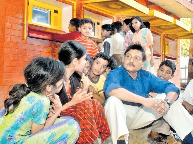 5- सुगत मित्रा: प बंगाल के कोलकाता के रहने वाले सुगत स्कूल इन द क्लाउड कंसेप्ट के जरिए बच्चों को पढ़ाते हैं। इस कंसेप्ट के तहत एक बच्चा दूसरे को पढ़ाता है। एजुकेशनल रिसर्चर सुगत मित्रा का मानना है कि बच्चों में खुद पढ़ने और दूसरों को पढ़ाने की अद्भुद क्षमता होती है। सुगत को टेक्नोलॉजी, एंटरटेनमेंट, डिजाइन अवार्ड भी मिल चुका है। 