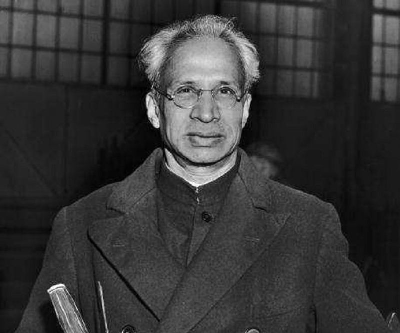 1. डॉ. सर्वपल्ली राधा कृष्णन
इस सूची में सबसे ऊपर तो डॉ. सर्वपल्ली राधा कृष्णन का आता है। इनके छात्र इनको काफी पसंद करते थे। इसका सबसे बड़ा उदारण ये है कि जब वे कलकत्ता यूनिवर्सिटी में ज्वाइन करने के लिए जा रहे थे तो उनके रेलवे स्टेशन तक जाने के लिए उनके लिए जो बग्गी मंगाई गई थी उसे फूलों से सजाया गया था और घोड़े की जगह उसे उनके छात्र खींचकर ले गए थे।
जब वे राज्य सभा की गतिविथियों में के दौरान सभापति के रूप में कार्यरत होते थे तो सांसदों को शांत कराने के लिए संस्कृत के श्लोक बोला करते थे। उन्हें काफी अवॉर्ड भी मिले थे। साल 1954 में उन्हें भारत रत्न दिया गया था।