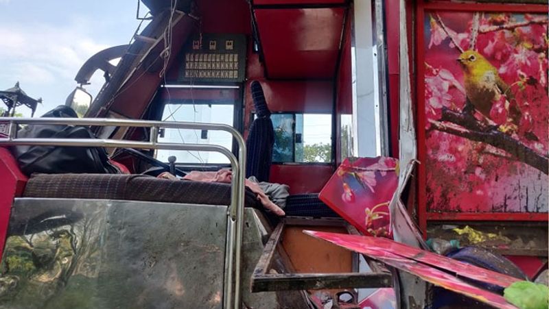 तस्वीर में देख सकते हैं मजदूर कैसे बस में फंसे रह गए थे। घायलों को अंबेडकर अस्पताल में भर्ती कराया गया है।
