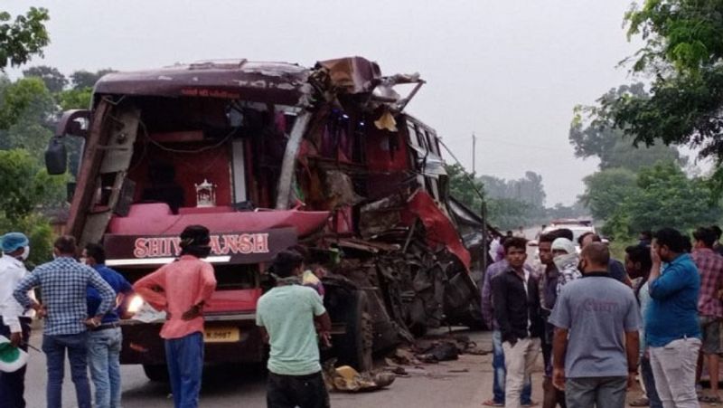 ट्रक की टक्कर से बस का यह हाल हो गया था। राहत कार्य में बड़ी दिक्कत हुई।