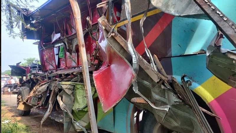 ट्रक की टक्कर से बस का एक हिस्सा जैसे पूरी तरह गायब हो गया।
