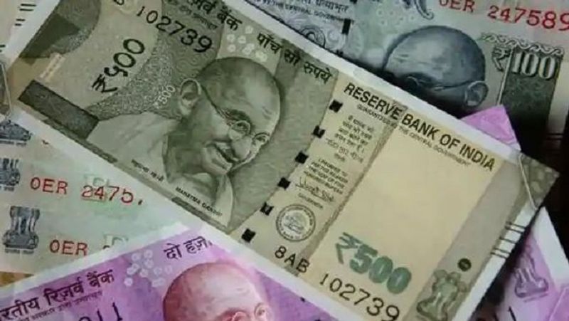 मिनिमम बैलेंस की बढ़ी सीमा
पोस्टल डिपार्टमेंट ने पोस्ट ऑफिस में सेविंग्स अकाउंट पर मिनिमम बैलेंस की सीमा 50 रुपए से बढ़ कर 500 रुपए कर दिया है। अगर अकाउंट में कम से कम 500 रुपए नहीं रहते हैं, तो हर वित्तीय वर्ष के अंत में 100 रुपए की पेनल्टी लगेगी। इसका मतलब है कि खाते से 100 रुपए कट जाएंगे।
(फाइल फोटो)
